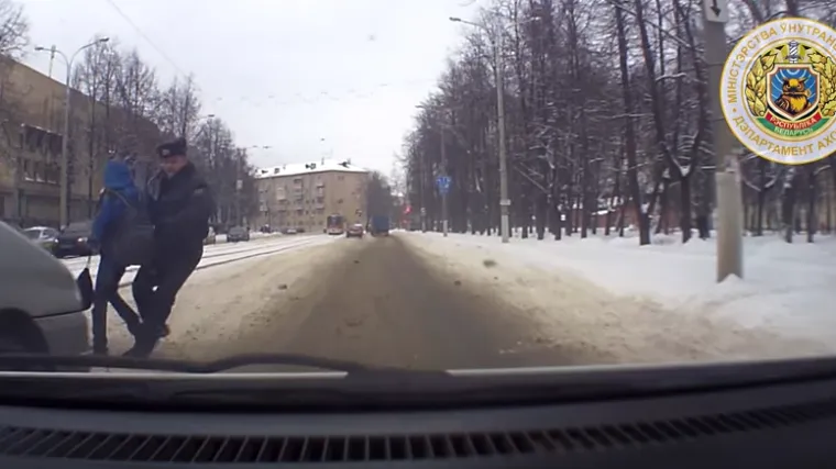 Policajac u zadnji čas spasio dječaka od naleta automobila