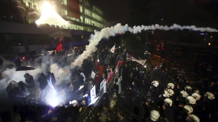 Policija suzavcem i vodenim topovima na veliki dnevni list nesklon Erdoganu, rastjerali stotine