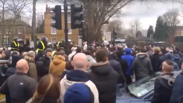 Gađali se bocama i dimnim bombama, ima i razbijenih glava