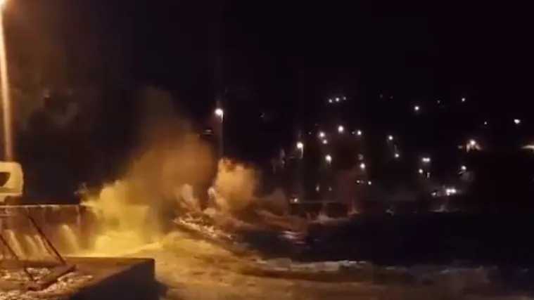 Olujni udari juga i nizak tlak zraka pogodovali visokoj plimi koja je poplavila dijelove obale Istre i Kvarnera