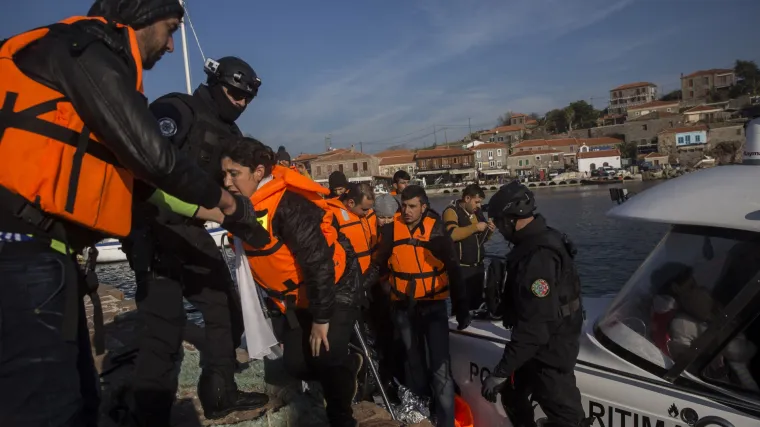 Poku&scaron;ali stići do Europe: u brodolomu poginulo 18 migranata