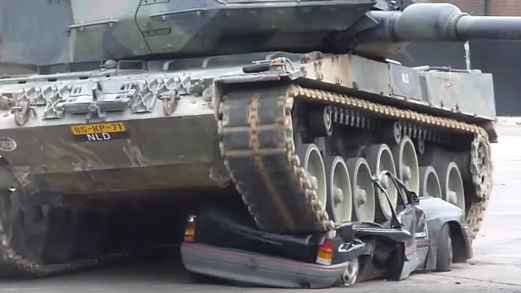 Kobna vojna vježba: vozač automobila poginuo u sudaru s tenkom!