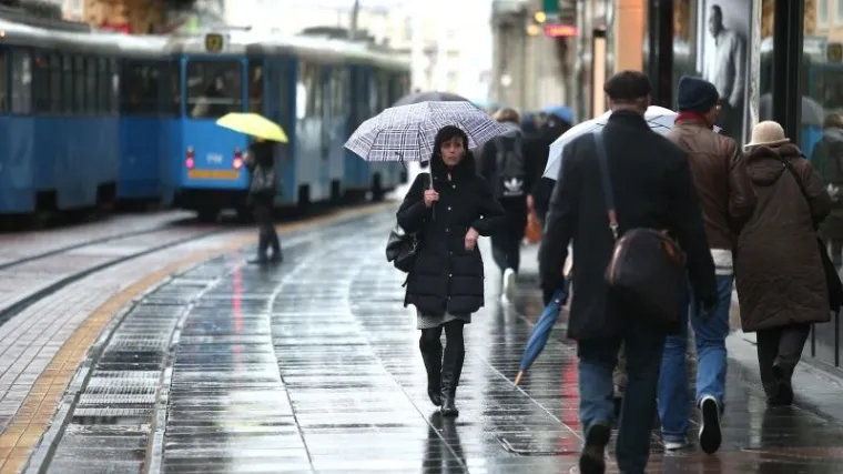 Posvuda ki&scaron;a, ponegdje snijeg, u Dalmaciji pljusak i grmljavina