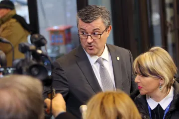 Orešković iz Bruxellesa: 'Nadam se da ću imati nekoliko kandidata za novog ministra branitelja'