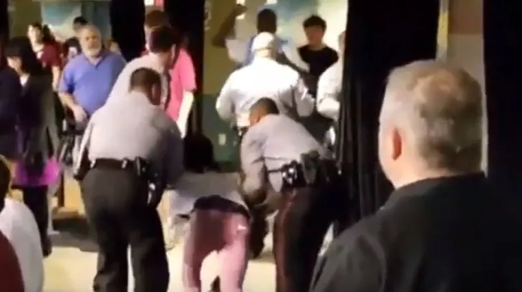 Obožavatelj Donalda Trumpa na skupu udario tamnoputog prosvjednika &scaron;akom, policija uhitila žrtvu