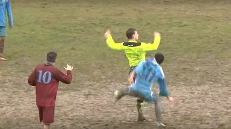 Poludjeli nogometa&scaron; sramotno se obračunao sa sucem