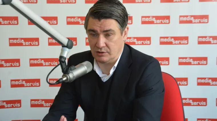 'Tri čovjeka sjede u Banskim dvorima i ne komuniciraju. Vjerojatno igraju igrice u svojim uredima'