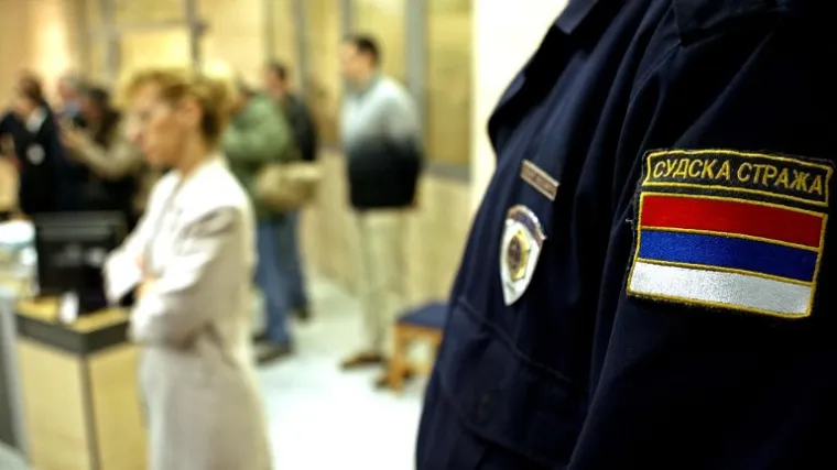 Lažni policajac poku&scaron;ao ući u sud, u džepu mu na&scaron;li pi&scaron;tolj