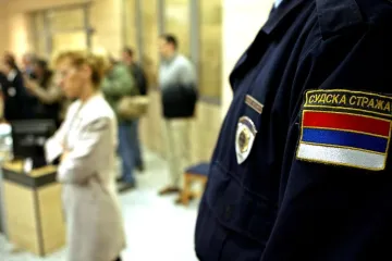 Lažni policajac poku&scaron;ao ući u sud, u džepu mu na&scaron;li pi&scaron;tolj