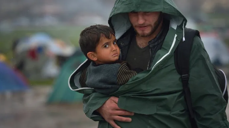 Izbjeglice ostale zarobljene u blatu na ničijoj zemlji