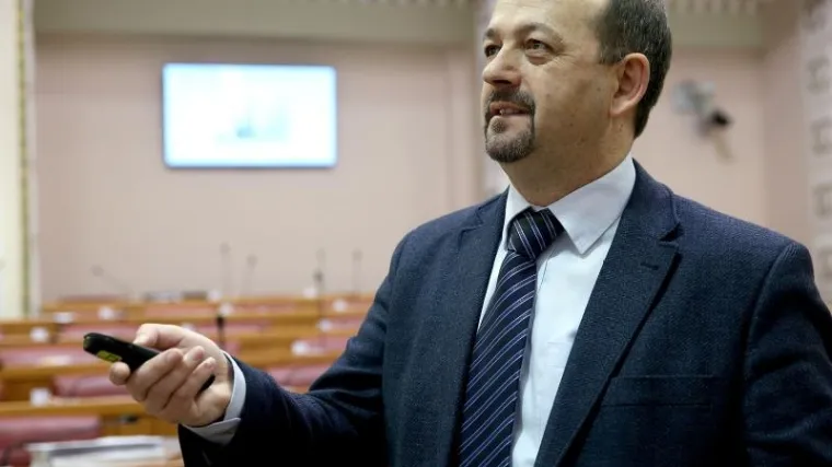 'Inzistirat ću na velikim u&scaron;tedama u proračunu, imam za to svih 15 ruku Mosta'