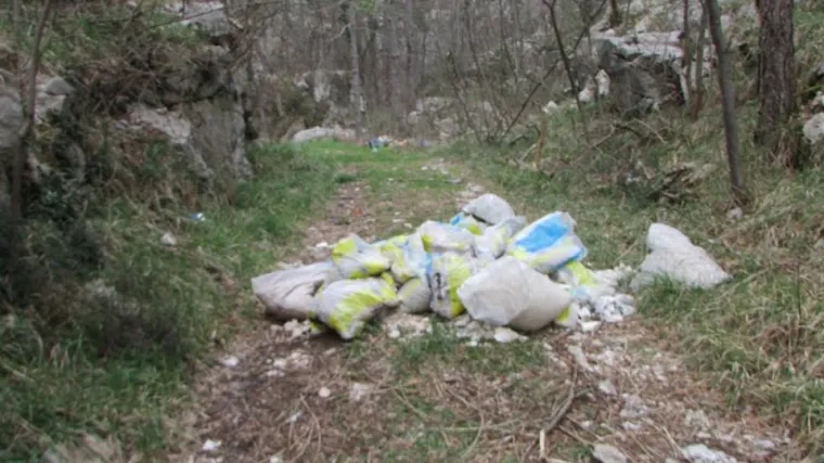 Riječki Veli vrh zatrpan smećem!