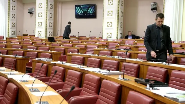 Most i SDP napustili sabornicu i sru&scaron;ili kvorum, bučni sastanak Domoljubne koalicije iza zatvorenih vrata