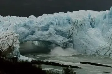 Ledeni most se urušio pred očima turista