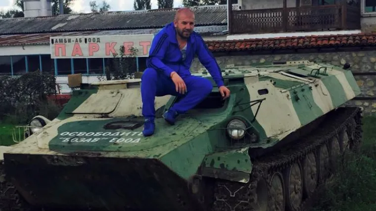 &Scaron;okantna reportaža o lovcu na izbjeglice, granicom patrolira u svojim oklopnjacima