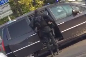 Na sjever grada poslali teško naoružane specijalne policijske jedinice