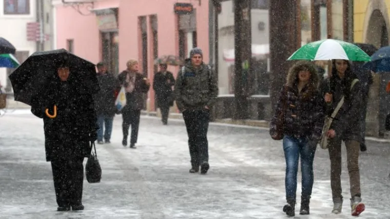 Bit će snijega i olujne bure s udarima preko 100 km/h!