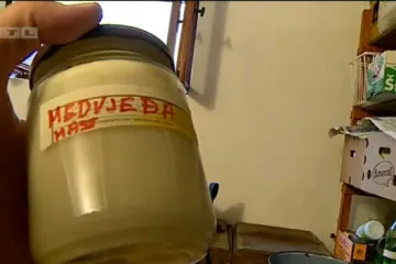 Lovac Lazar iz Gorskog kotara u svom podrumu čuva pravo blago - ljekovitu medvjeđu mast