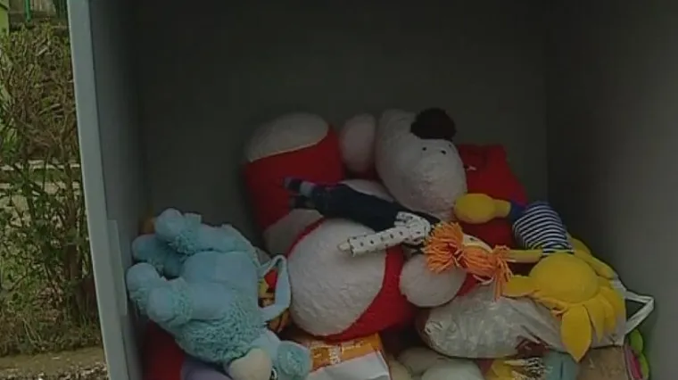 &Scaron;to napraviti s pli&scaron;ancem vi&scaron;ka u zbirci igračaka? Bacite ga u kontejner za igračke!