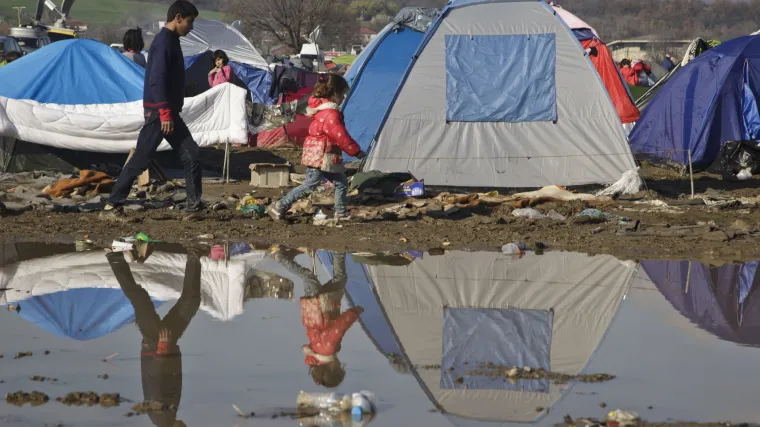 Grčka premje&scaron;ta migrante u čvrste objekte: žive u neljudskim uvjetima, a pojavio se i hepatitis A