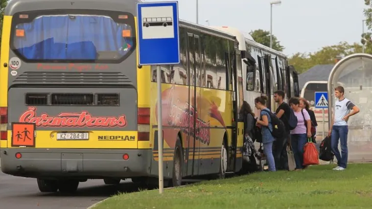 'Zaustavite lopovluk i uhljebljivanje, a učenike ostavite na miru'