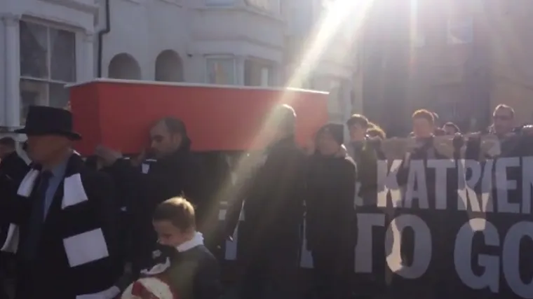 Navijači u Engleskoj sahranili svoj klub