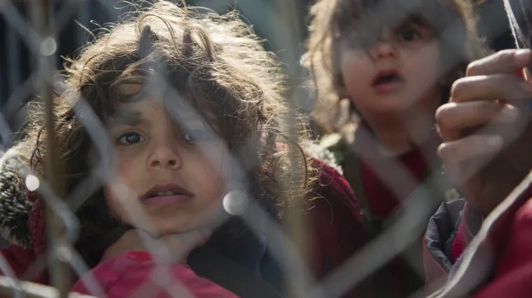 Kaos na granici: 2000 migranata krenulo iz Grčke u Makedoniju, počeli probijati ogradu