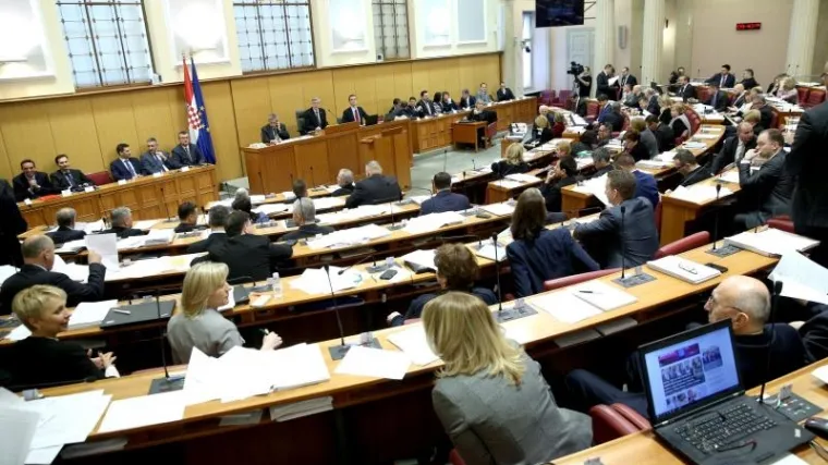 'Udarate na branitelje, učenike i siroma&scaron;ne!'