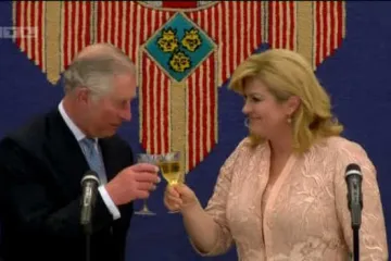 Domaće političarke i supruge političara potrudile se zabljesnuti pred Charlesom i Camillom: o toaleti jedne dame se raspisao i Daily Mail
