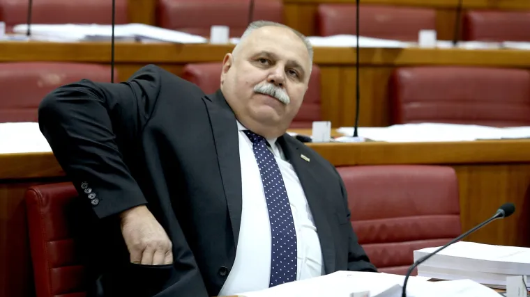 Nakon gotovo 15 sati zavr&scaron;ena rasprava o proračunu: tek su rijetki dočekali kraj noćne smjene u Saboru