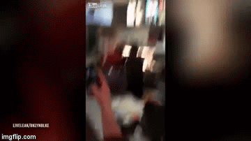 Radnik McDonald'sa prebio &scaron;efa pred kolegama i mu&scaron;terijama