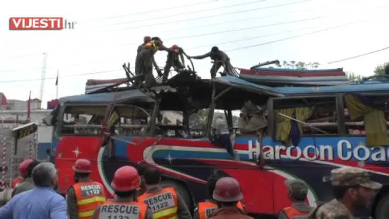 Bomba podmetnuta ispod sjedala autobusa ubila 15 osoba u Pakistanu