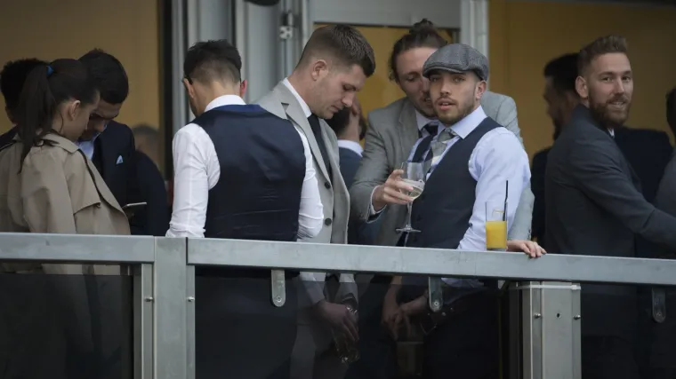 Bonton nula bodova: raspojasani engleski nogometa&scaron; urinirao u ča&scaron;u pa polijevao navijače