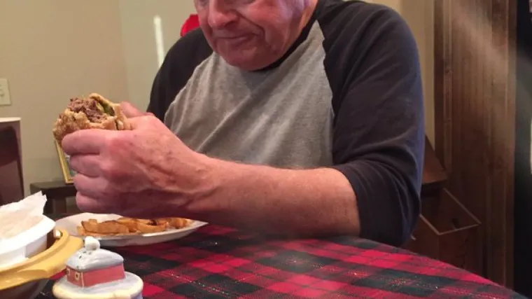 Ispekao je 12 hamburgera za svojih &scaron;estero unuka. Samo se jedna pojavila na večeri