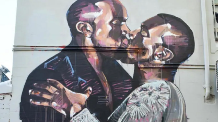 Kanye dobio mural na kojem ljuba samoga sebe!