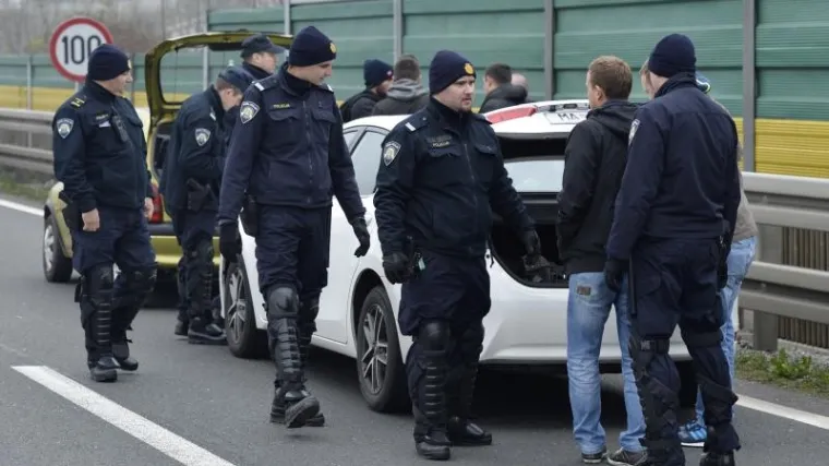 Obračun navijača na autocesti, u Splitu huligani zapalili auto s četiri mladića u njemu!
