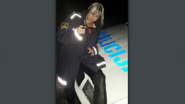 Dozvolio djevojci da odjene uniformu i slika se na službenom vozilu pa zaradio otkaz