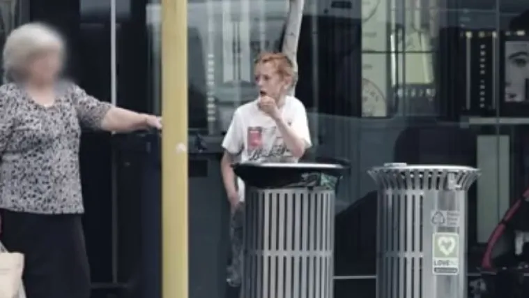 Sramota za ljudsku vrstu: gotovo nitko ne mari za gladnog dječaka koji kopa po smeću