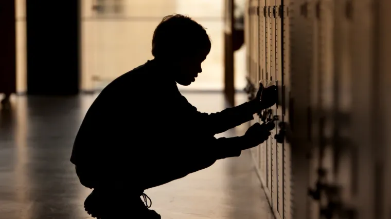 Dječaka tukli remenjem, gnječili mu prste i tjerali ga da pije urin