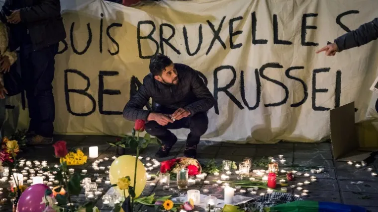 Pogledajte kako su stotine ljudi odale počast žrtvama terorističkog napada