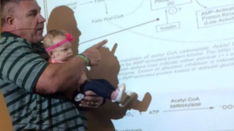 Plemenita gesta obazrivog profesora: održao sat držeći u rukama dijete svoje studentice!