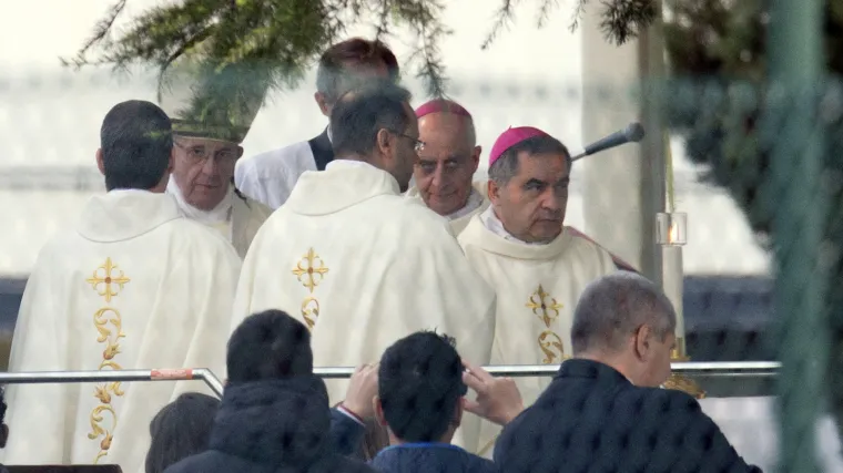 &Scaron;okirao konzervativce: Papa Franjo na Veliki četvrtak oprao noge izbjeglim migrantima!