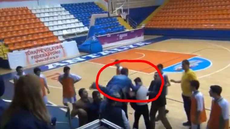 Pomahnitali roditelj skočio s tribine i žestoko udario suca!