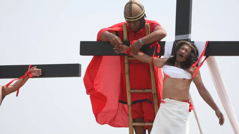 Razapinju se na križ i bičuju do krvi kako bi uprizorili Isusove muke prije uskrsnuća!