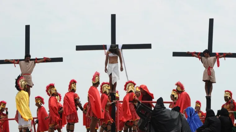 Nakon &scaron;to je preživio pad sa zgrade, ovaj vjernik svake godine provodi zastra&scaron;ujući ritual