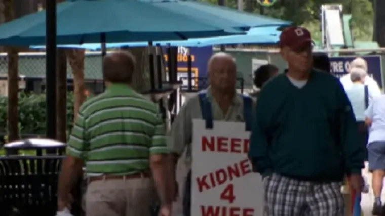 Mu&scaron;karac nosio znak kako bi supruzi nabavio bubreg - i uspjelo je!