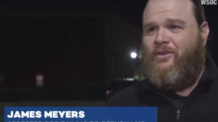 Policija ga odvela u lisicama jer 14 godina nije vratio video kasetu