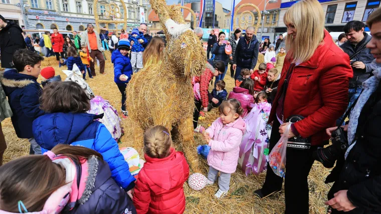 Mali&scaron;ani uživali u najvećem uskrsnom gnijezdu na svijetu, pozdravili ih i moto zeke