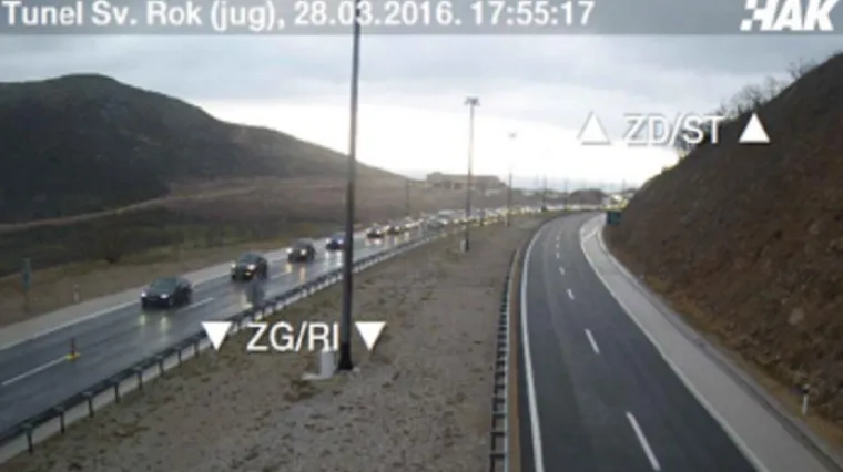 Kilometarska kolona na ulazu u Sveti Rok zbog radova, a radnika nema