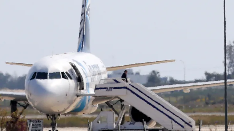 Psihički nestabilan Egipćanin, koji je oteo avion, nosio lažni pojas s eksplozivom